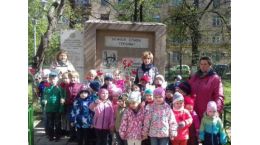 08.05.17 ДО 12 Возложение цветов к Мемориалу в память ученикам и сотрудникам школы, павшим в боях за Родину